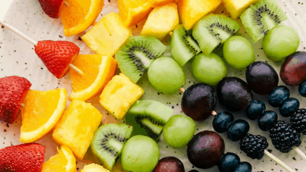 Easy Rainbow Fruit Skewers {Fruit Kabobs}
