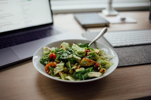 Top 10 Easy Tips to Eat Healthy at Work
